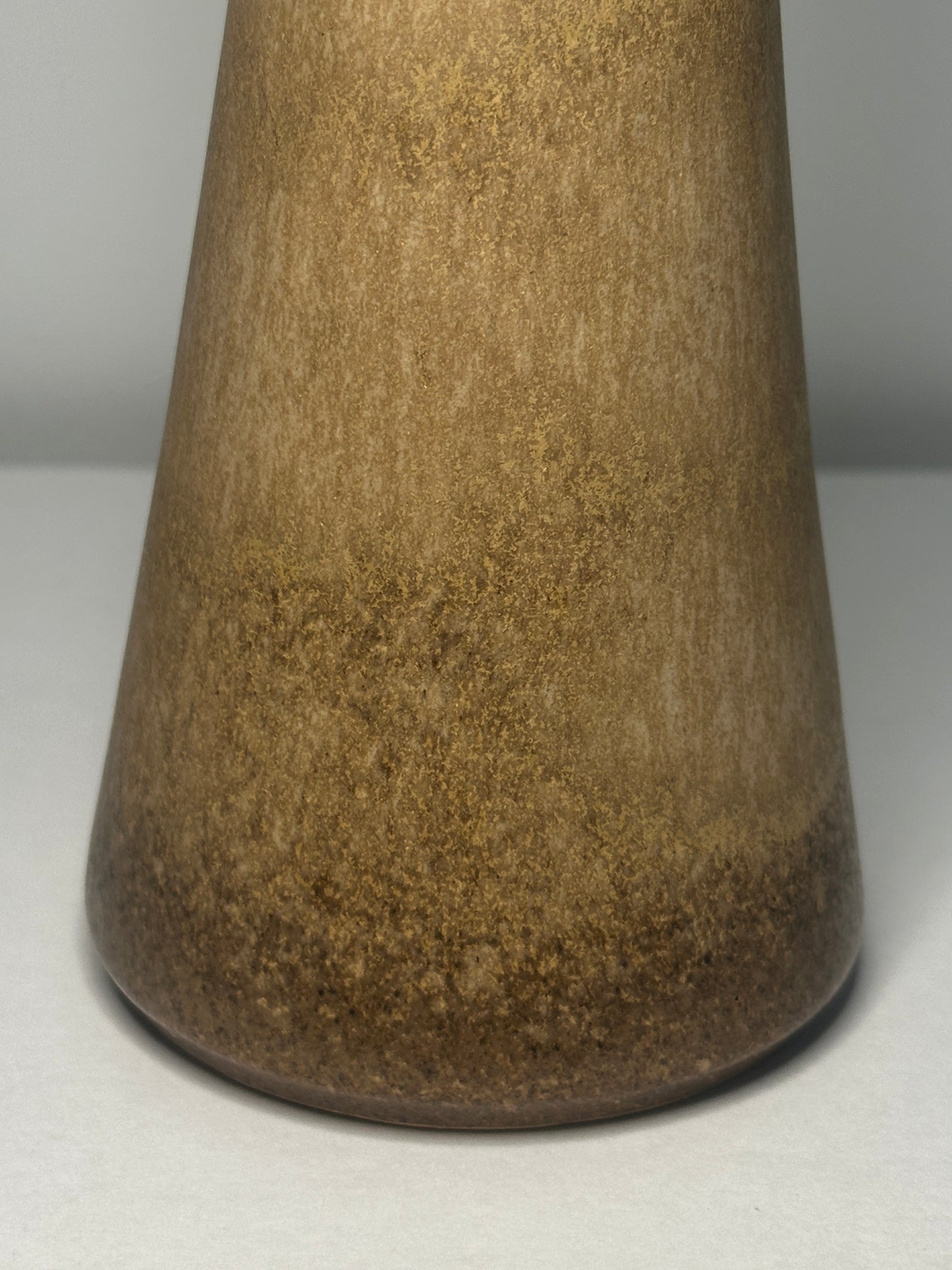 Vază ceramică vintage, siluetă înaltă, glazură naturală
