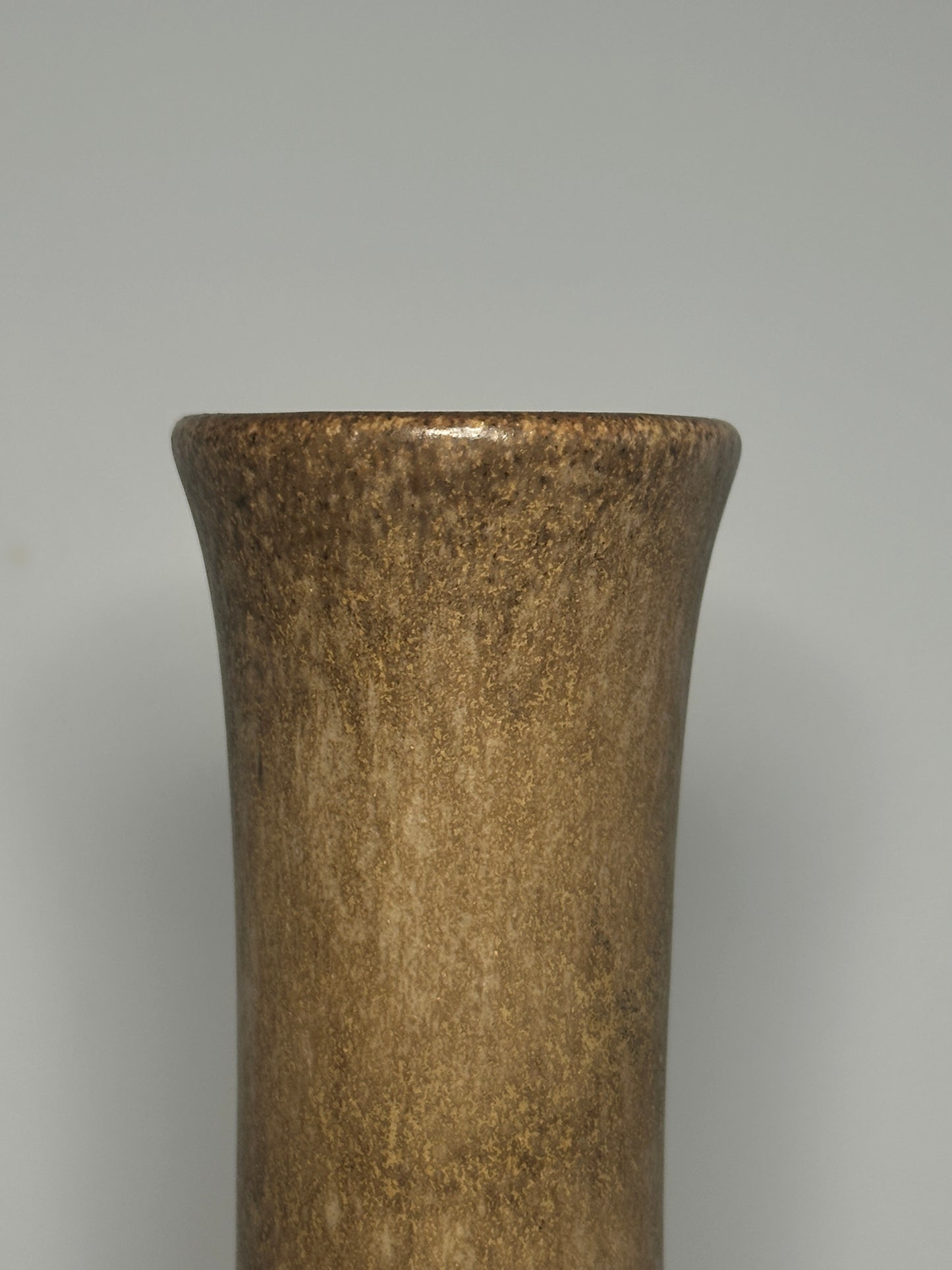 Vază ceramică vintage, siluetă înaltă, glazură naturală