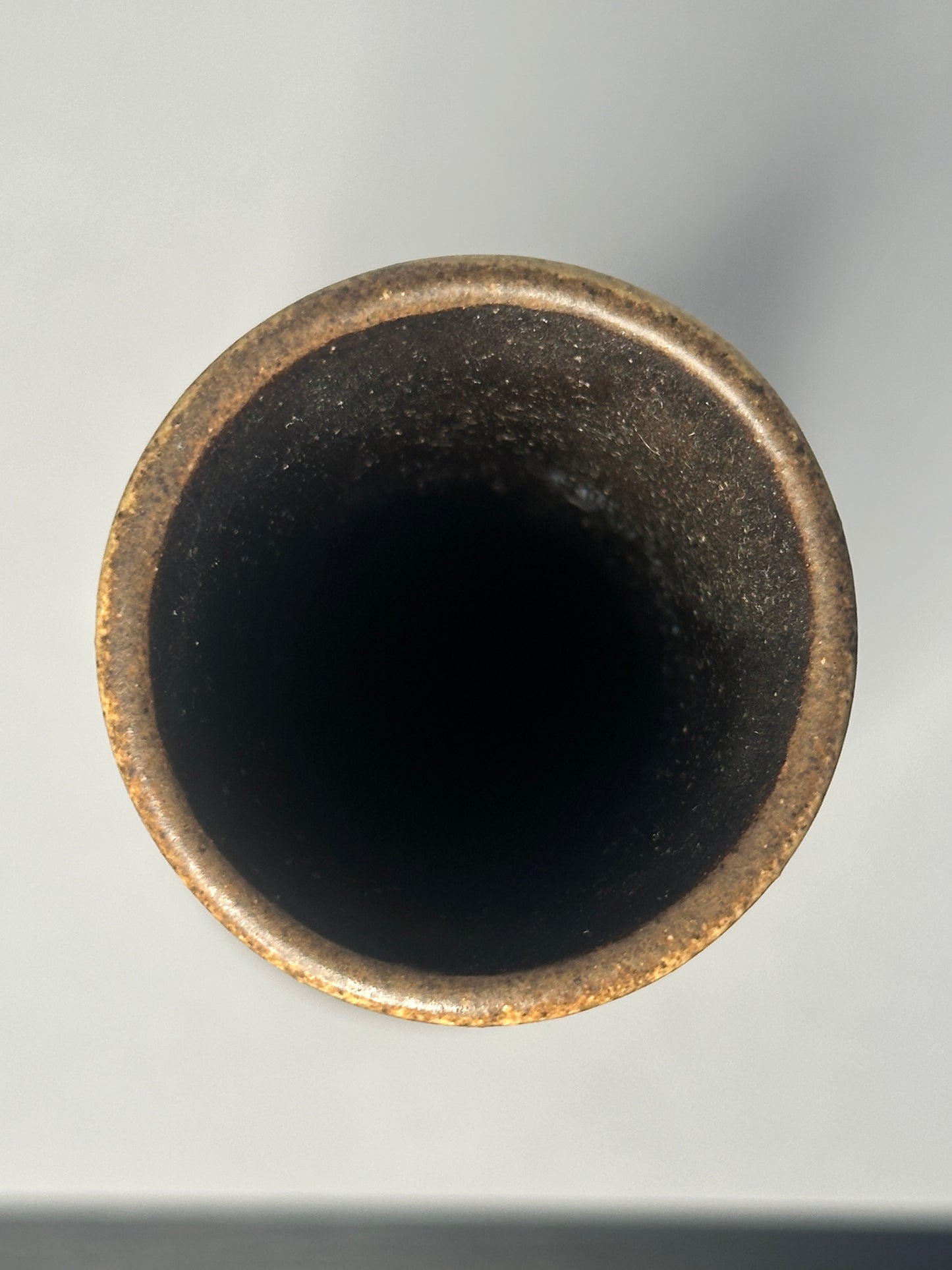 Vază ceramică vintage, siluetă înaltă, glazură naturală