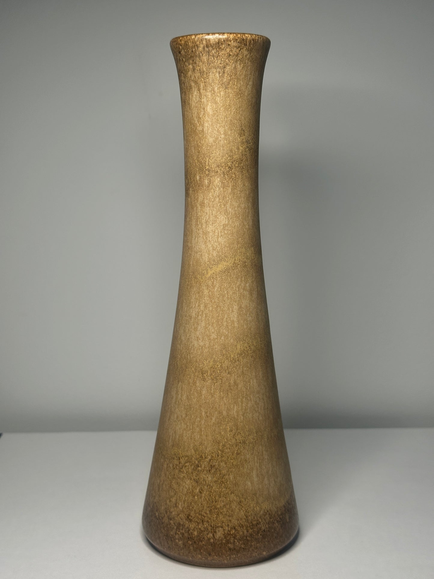 Vază ceramică vintage, siluetă înaltă, glazură naturală